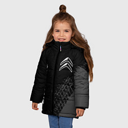 Куртка зимняя для девочки Citroen speed на темном фоне со следами шин вертик, цвет: 3D-черный — фото 2