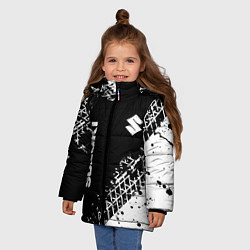 Куртка зимняя для девочки Сузуки: следы от шин, цвет: 3D-светло-серый — фото 2