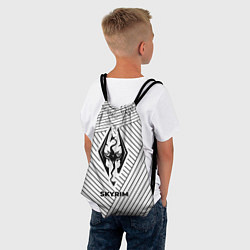 Рюкзак-мешок Символ Skyrim на светлом фоне с полосами, цвет: 3D-принт — фото 2