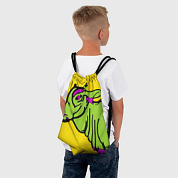 Рюкзак-мешок Зеленая корова на желтом фоне, цвет: 3D-принт — фото 2
