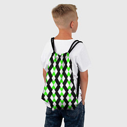 Рюкзак-мешок Зелёные и белые ромбы на чёрном фоне, цвет: 3D-принт — фото 2