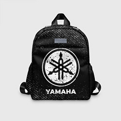 Детский рюкзак Yamaha с потертостями на темном фоне