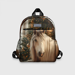 Детский рюкзак Белая лошадка лежит у новогодней елки