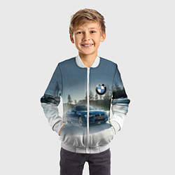 Бомбер детский Крутая бэха мчится по лесной дороге, цвет: 3D-белый — фото 2