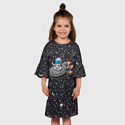 Платье клеш для девочки Космонавт летит в ракете через звезды, цвет: 3D-принт — фото 2
