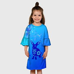 Платье клеш для девочки Синий кролик и снежинки, цвет: 3D-принт — фото 2