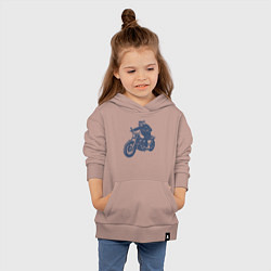 Толстовка детская хлопковая Енот байкер на мотоцикле на чоппере, цвет: пыльно-розовый — фото 2