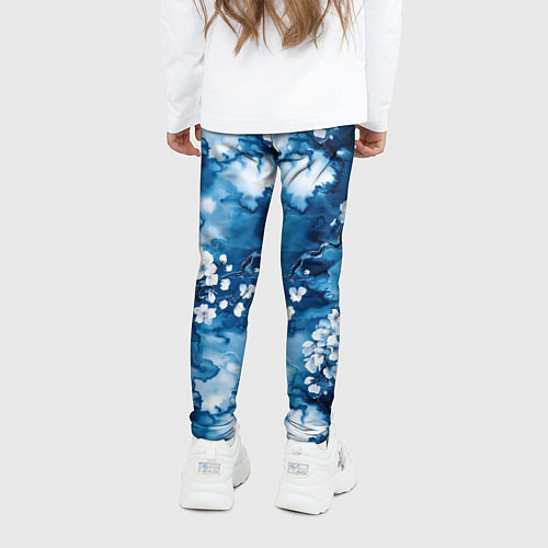 Детские легинсы Цветы белой сакуры - паттерн на синем фоне / 3D-принт – фото 4