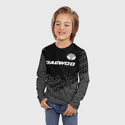 Лонгслив детский Daewoo speed на темном фоне со следами шин: символ, цвет: 3D-принт — фото 2