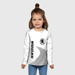 Лонгслив детский Skoda speed на светлом фоне со следами шин: надпис, цвет: 3D-принт — фото 2