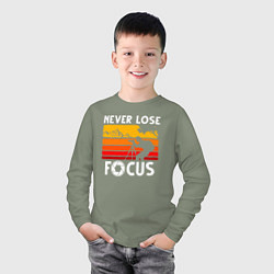 Лонгслив хлопковый детский Never lose focus, цвет: авокадо — фото 2