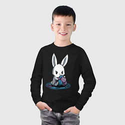 Лонгслив хлопковый детский Зайчонок обнял клубки The bunny hugged the balls, цвет: черный — фото 2
