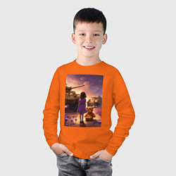 Лонгслив хлопковый детский Маленькая девочка посреди танков, цвет: оранжевый — фото 2