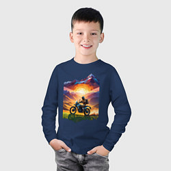 Лонгслив хлопковый детский Мотопутешествие в горы, цвет: тёмно-синий — фото 2