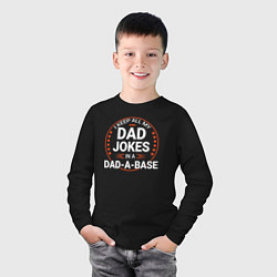 Лонгслив хлопковый детский I keep all my dad jokes in a dad a base, цвет: черный — фото 2