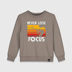 Свитшот хлопковый детский Never lose focus, цвет: утренний латте