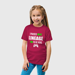 Футболка хлопковая детская I paused Lineage to be here с зелеными стрелками, цвет: маджента — фото 2