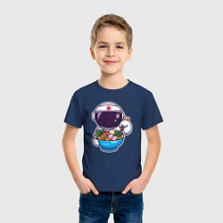 Футболка хлопковая детская Космонавт ест рамен, цвет: тёмно-синий — фото 2