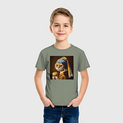 Футболка хлопковая детская Забавная кошка с бургером в лапах в стиле картины, цвет: авокадо — фото 2