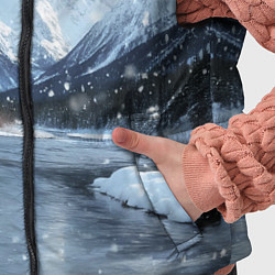 Детский жилет Снежный горный пейзаж с елями и рекой, цвет: 3D-черный — фото 2