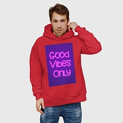 Толстовка оверсайз мужская Неоновая надпись good vibes only и кирпичная стена, цвет: красный — фото 2