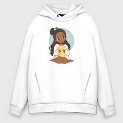 Мужское худи оверсайз Цыплёнок в руках девушки