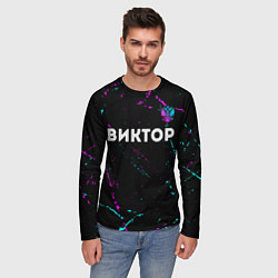Лонгслив мужской Виктор и неоновый герб России: символ сверху, цвет: 3D-принт — фото 2