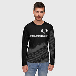 Лонгслив мужской SsangYong speed на темном фоне со следами шин: сим, цвет: 3D-принт — фото 2
