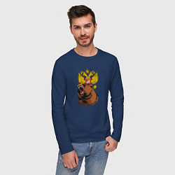 Лонгслив хлопковый мужской Патриотичный медведь на фоне герба, цвет: тёмно-синий — фото 2