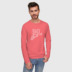 Лонгслив хлопковый мужской Bad надпись с револьвером, цвет: коралловый — фото 2