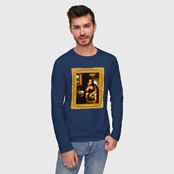 Лонгслив хлопковый мужской Нейросеть - Мона Лиза в туалете картина прикол, цвет: тёмно-синий — фото 2
