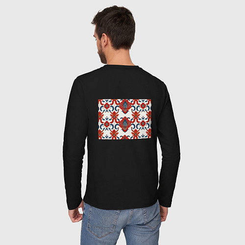 Мужской лонгслив Узор красно-синий на белом фоне / Черный – фото 4