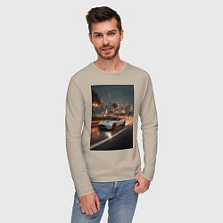 Лонгслив хлопковый мужской Белый суперкар едет по аллее в город, цвет: миндальный — фото 2