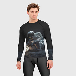 Рашгард мужской Космонавт сидя рассматривает маленькую планету, цвет: 3D-принт — фото 2