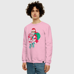 Свитшот хлопковый мужской Санта Клаус с мешком подарков на коньках, цвет: светло-розовый — фото 2