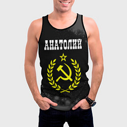 Майка-безрукавка мужская Анатолий и желтый символ СССР со звездой, цвет: 3D-черный — фото 2