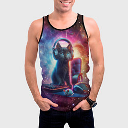 Майка-безрукавка мужская Котёнок в наушниках с мышкой в космосе, цвет: 3D-черный — фото 2