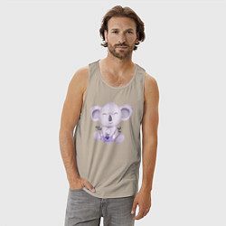 Майка мужская хлопок Милая Коала Сидит С Цветком, цвет: миндальный — фото 2