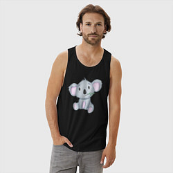 Майка мужская хлопок Милая Коала Сидит С Веточкой, цвет: черный — фото 2