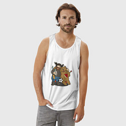Майка мужская хлопок Дед обнимает медведя, цвет: белый — фото 2