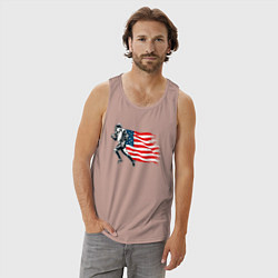 Майка мужская хлопок Американский футбол с флагом США, цвет: пыльно-розовый — фото 2