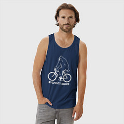 Майка мужская хлопок Бигфут на велосипеде, цвет: тёмно-синий — фото 2