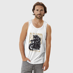 Майка мужская хлопок Байкер кабан на мотоцикле, цвет: белый — фото 2