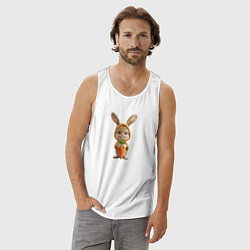 Майка мужская хлопок Веселый заяц - кролик с морковкой, цвет: белый — фото 2