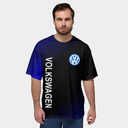 Футболка оверсайз мужская VOLKSWAGEN ЧЕРНО СИНИЕ СОТЫ, цвет: 3D-принт — фото 2