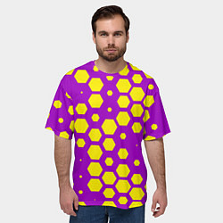 Футболка оверсайз мужская Желтые соты на фиолетовом фоне, цвет: 3D-принт — фото 2