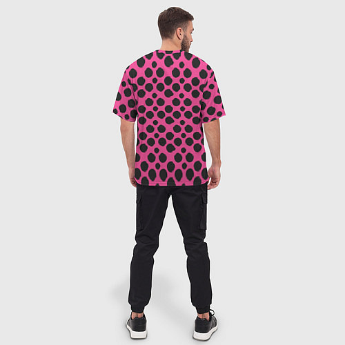 Мужская футболка оверсайз Гороховый тренд черный на розовом фоне / 3D-принт – фото 4