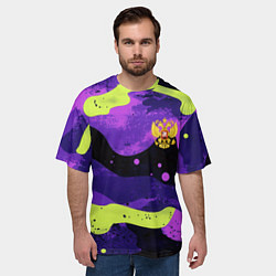Футболка оверсайз мужская Черно-фиолетовый камуфляж и золотой герб РФ, цвет: 3D-принт — фото 2