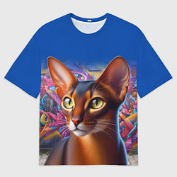 Мужская футболка оверсайз Абиссинка на фоне стены с граффити