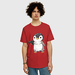 Футболка оверсайз мужская Пингвин с пистолетом, цвет: красный — фото 2